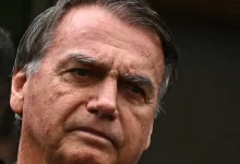 Ex-presidente Jair Bolsonaro segue caminho da recuperação após pneumonia grave, com alta prevista para 27 de março. Ele passará à prisão domiciliar temporária por 90 dias sob cuidados de um cardiologista.