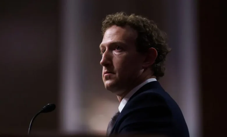 Júri de Los Angeles condena Meta e YouTube por criar mecanismos viciantes, impactando a saúde mental de jovens. Descubra as implicações desta decisão histórica.