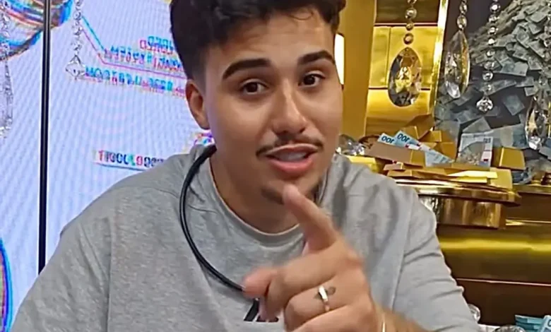 Ex-BBB Pedro Espíndola se envolve em briga após recusar pagamento em barbearia e pode ser novamente internado por surto. Entenda o caso e seu histórico.