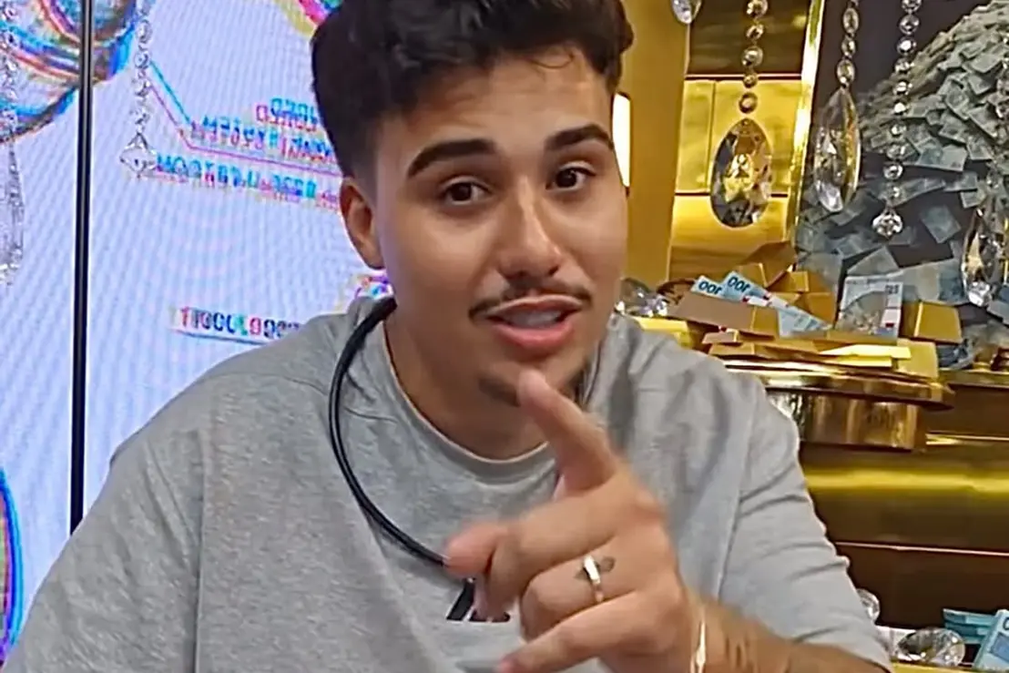 Ex-BBB Pedro Espíndola se envolve em briga após recusar pagamento em barbearia e pode ser novamente internado por surto. Entenda o caso e seu histórico.