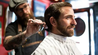 Descubra como os homens de Paraguaçu Paulista podem manter o visual impecável de barbearia em casa. Dicas de especialistas sobre cabelo, barba e autocuidado.