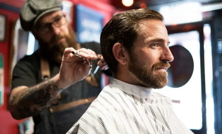 Descubra como os homens de Paraguaçu Paulista podem manter o visual impecável de barbearia em casa. Dicas de especialistas sobre cabelo, barba e autocuidado.