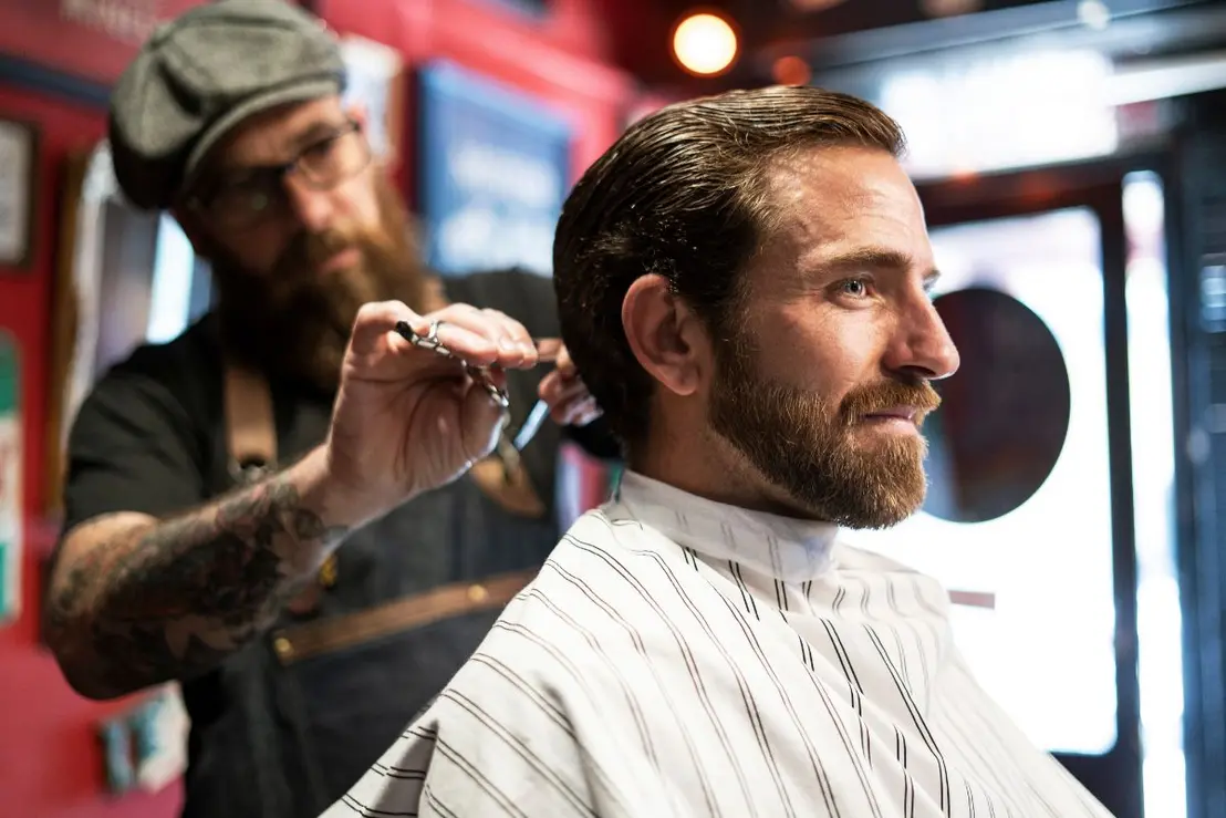 Autocuidado Masculino: Mantenha o Visual de Barbearia em Casa 6 Descubra como os homens de Paraguaçu Paulista podem manter o visual impecável de barbearia em casa. Dicas de especialistas sobre cabelo, barba e autocuidado.