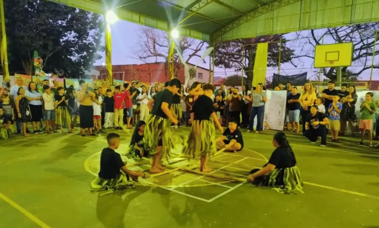 A Escola Profª Cléia Caçapava Silva de Paraguaçu Paulista brilha no cenário nacional! Conheça o projeto "Raízes que nos formam", finalista do Aprende Brasil Criativo. Educação inovadora valorizando culturas.