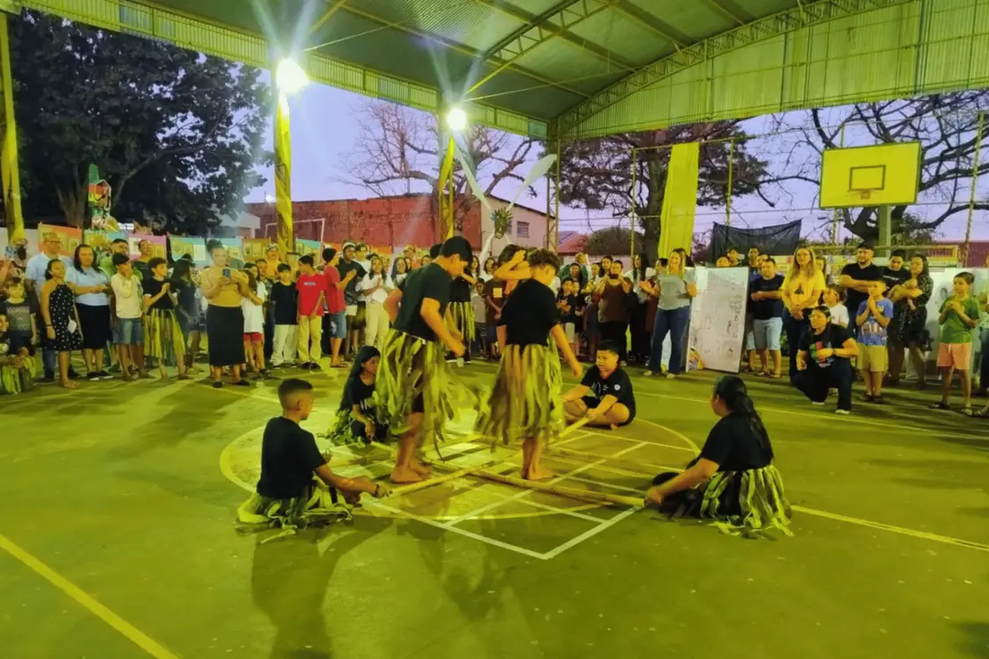 A Escola Profª Cléia Caçapava Silva de Paraguaçu Paulista brilha no cenário nacional! Conheça o projeto "Raízes que nos formam", finalista do Aprende Brasil Criativo. Educação inovadora valorizando culturas.