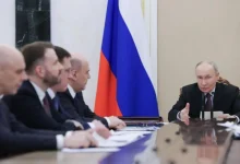 A Folha de Paraguaçu investiga as novas e controversas medidas da Rússia para combater a queda na natalidade, incluindo testes para frequentadores de saunas e consultas psicológicas para mulheres.