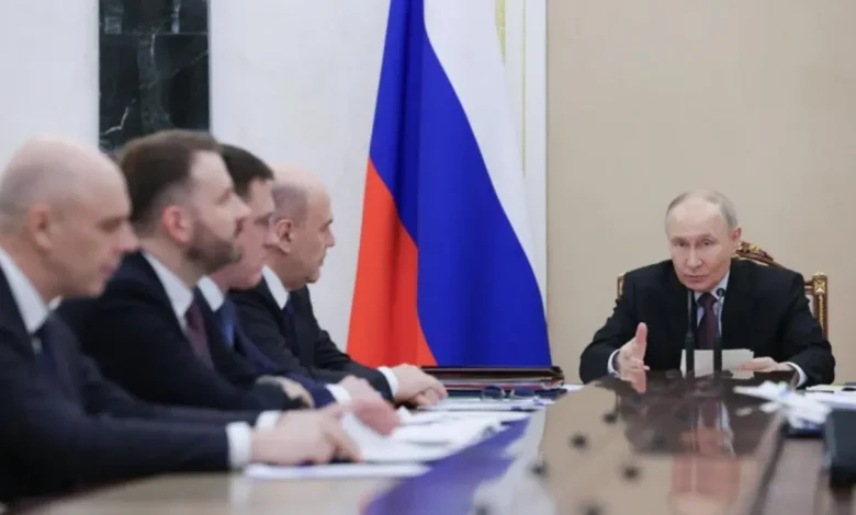 A Folha de Paraguaçu investiga as novas e controversas medidas da Rússia para combater a queda na natalidade, incluindo testes para frequentadores de saunas e consultas psicológicas para mulheres.