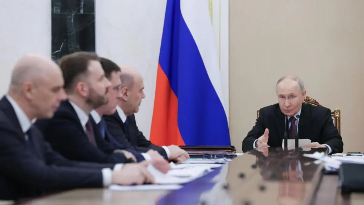 A Folha de Paraguaçu investiga as novas e controversas medidas da Rússia para combater a queda na natalidade, incluindo testes para frequentadores de saunas e consultas psicológicas para mulheres.