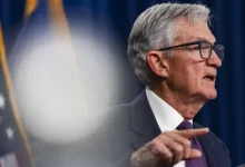 O Federal Reserve manteve a taxa de juros inalterada em meio a uma divisão histórica entre seus membros. Confira os impactos dessa decisão econômica.