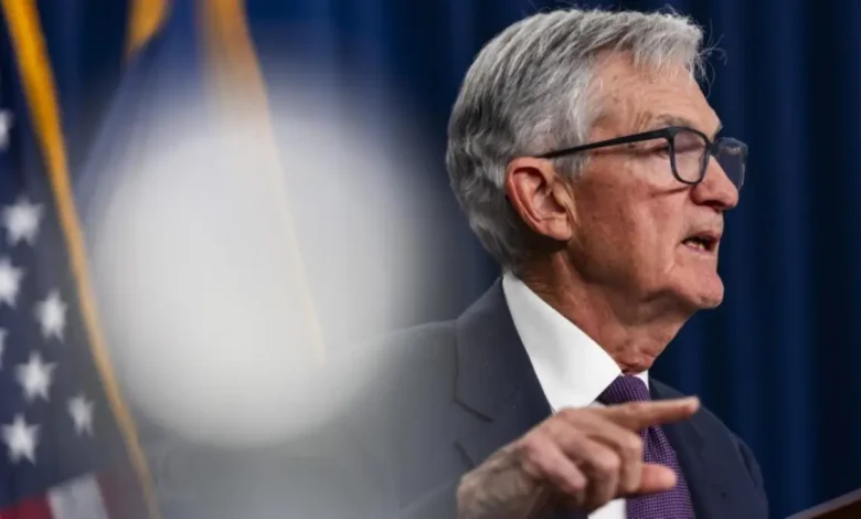 O Federal Reserve manteve a taxa de juros inalterada em meio a uma divisão histórica entre seus membros. Confira os impactos dessa decisão econômica.