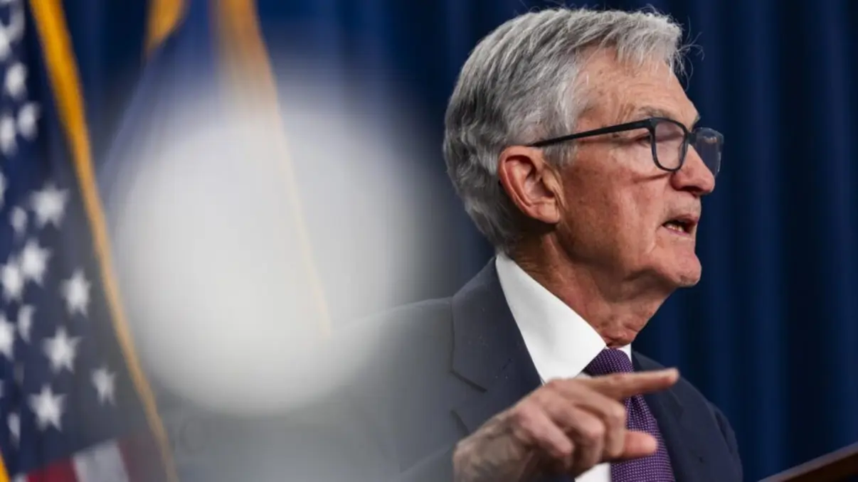 O Federal Reserve manteve a taxa de juros inalterada em meio a uma divisão histórica entre seus membros. Confira os impactos dessa decisão econômica.