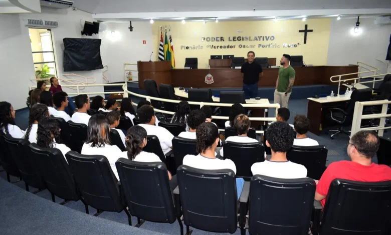 Alunos da EMEF 'Alexandrina Penna' de Paraguaçu Paulista vivenciaram uma aula prática na Câmara Municipal. Entenda como essa visita fortalece a educação cívica e o conhecimento sobre o Legislativo local.