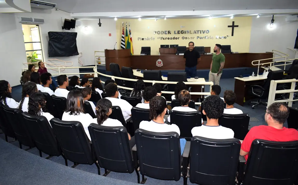 Alunos da EMEF 'Alexandrina Penna' de Paraguaçu Paulista vivenciaram uma aula prática na Câmara Municipal. Entenda como essa visita fortalece a educação cívica e o conhecimento sobre o Legislativo local.