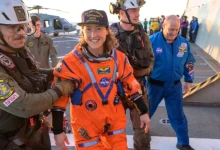 Astronautas da missão Artemis 2 retornam à Terra após 10 dias ao redor da Lua. Equipe está saudável e missão é considerada um sucesso histórico pela NASA.