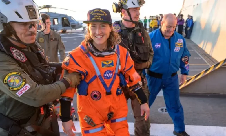 Astronautas da missão Artemis 2 retornam à Terra após 10 dias ao redor da Lua. Equipe está saudável e missão é considerada um sucesso histórico pela NASA.