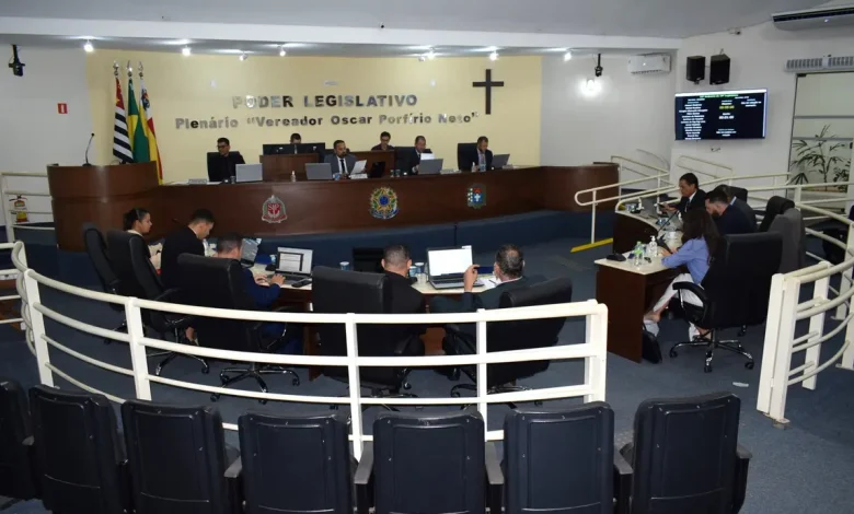 A Folha de Paraguaçu destaca a 25ª Sessão Ordinária da Câmara de Vereadores de Paraguaçu Paulista. Debates cruciais sobre requerimentos, indicações e projetos. Participe!