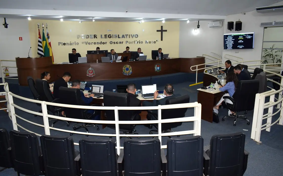 A Folha de Paraguaçu destaca a 25ª Sessão Ordinária da Câmara de Vereadores de Paraguaçu Paulista. Debates cruciais sobre requerimentos, indicações e projetos. Participe!