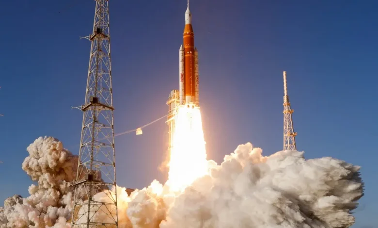 Artemis II da NASA decola em missão histórica, superando Apollo 13. Acompanhe o sobrevoo lunar e a observação do lado oculto da Lua ao vivo.