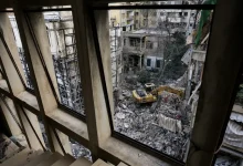 Ataque israelense no Líbano mata soldado e seu irmão em Bint Jbeil. A escalada de tensões na região aumenta o risco de conflito em meio a novos e fatais incidentes.