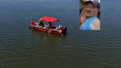 Após dias de intensas buscas, o corpo de Adilson Amorim, 65, desaparecido após acidente de barco, foi localizado em rio de Sabino. A Folha de Paraguaçu detalha o caso.