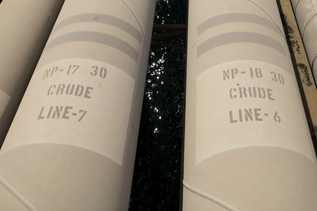 Ataque de Drone em Estação de Bombeamento Saudita Afeta Rota Petrolífera Vital 14 Drone ataca estação de bombeamento vital de petróleo na Arábia Saudita, ligando Golfo Pérsico ao Mar Vermelho. Impacto na energia global e estabilidade regional sob análise.