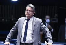 O senador Alessandro Vieira se posicionou sobre a recente rejeição de indicação, defendendo a necessidade de mudanças profundas e uma nova postura no STF.