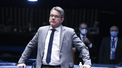 O senador Alessandro Vieira se posicionou sobre a recente rejeição de indicação, defendendo a necessidade de mudanças profundas e uma nova postura no STF.