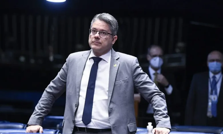 O senador Alessandro Vieira se posicionou sobre a recente rejeição de indicação, defendendo a necessidade de mudanças profundas e uma nova postura no STF.