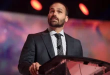 O deputado Lindbergh Farias pede prisão preventiva do ex-deputado Eduardo Bolsonaro e extradição aos EUA após declarações sobre sanções ao TSE.