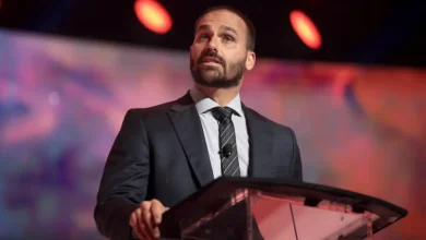 O deputado Lindbergh Farias pede prisão preventiva do ex-deputado Eduardo Bolsonaro e extradição aos EUA após declarações sobre sanções ao TSE.