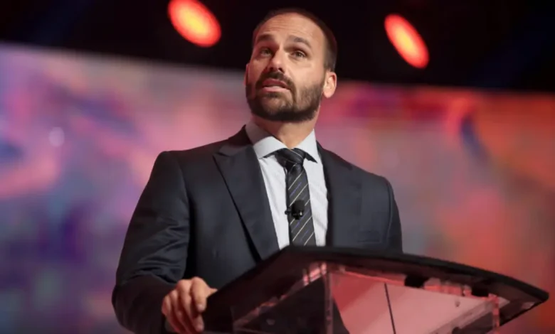 O deputado Lindbergh Farias pede prisão preventiva do ex-deputado Eduardo Bolsonaro e extradição aos EUA após declarações sobre sanções ao TSE.