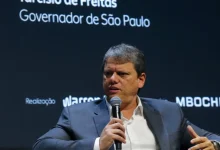 Governador de São Paulo defende reforma política para acabar com a reeleição para cargos executivos, afetando o bem-estar do país e o desenvolvimento.