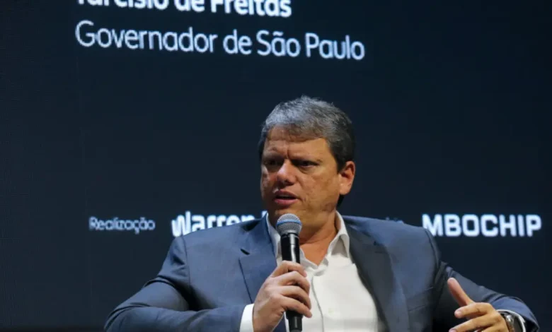 Governador de São Paulo defende reforma política para acabar com a reeleição para cargos executivos, afetando o bem-estar do país e o desenvolvimento.