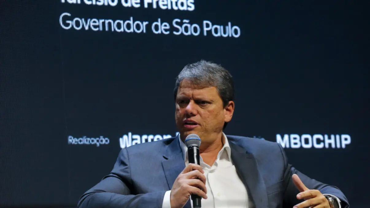 Governador de São Paulo defende reforma política para acabar com a reeleição para cargos executivos, afetando o bem-estar do país e o desenvolvimento.
