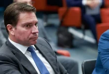 A detenção do ex-deputado Alexandre Ramagem nos EUA gera debate. A Folha de Paraguaçu detalha as versões da PF e de Paulo Figueiredo sobre o caso. Entenda a situação migratória e os desdobramentos.