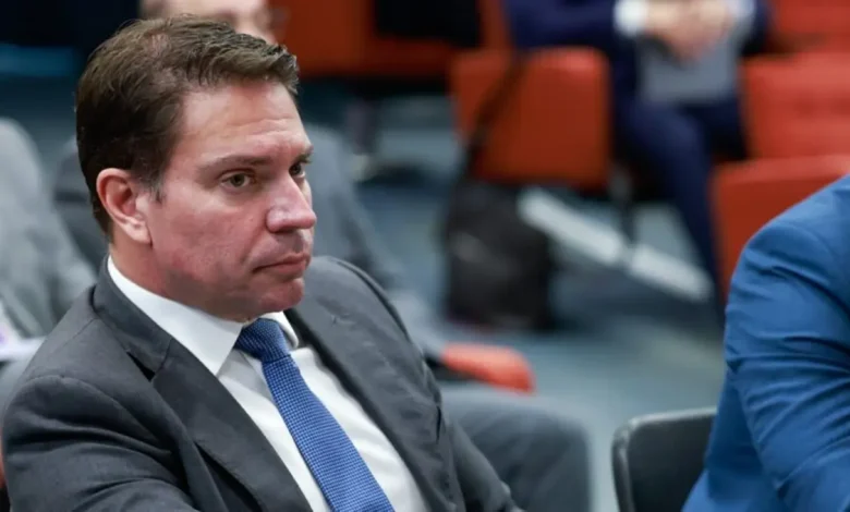 A detenção do ex-deputado Alexandre Ramagem nos EUA gera debate. A Folha de Paraguaçu detalha as versões da PF e de Paulo Figueiredo sobre o caso. Entenda a situação migratória e os desdobramentos.