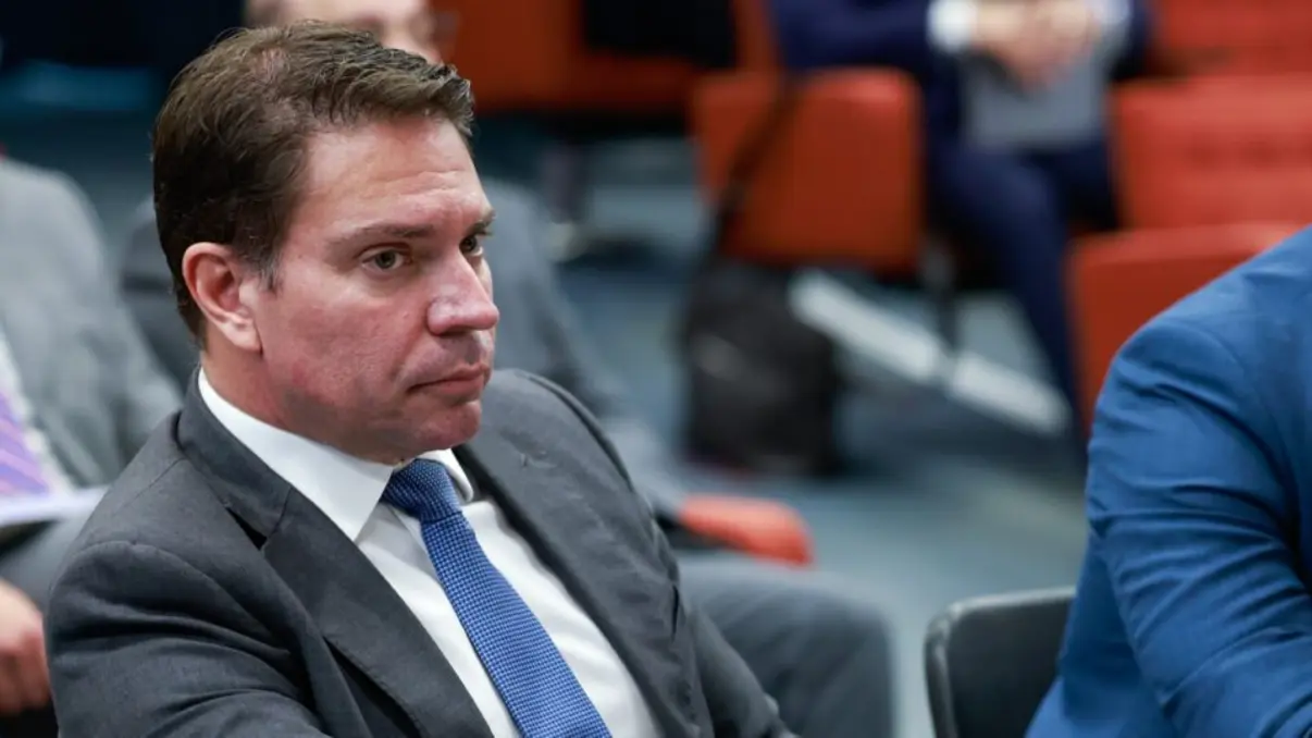 A detenção do ex-deputado Alexandre Ramagem nos EUA gera debate. A Folha de Paraguaçu detalha as versões da PF e de Paulo Figueiredo sobre o caso. Entenda a situação migratória e os desdobramentos.