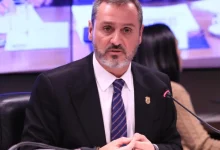 Polícia Federal retira credenciais do adido da FBI no Brasil após descredenciamento do delegado Marcelo Ivo. Diretor-geral da PF critica postura dos EUA e acusações de manipulação de processos.