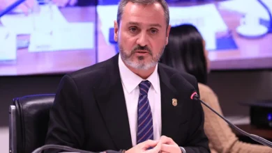 Polícia Federal retira credenciais do adido da FBI no Brasil após descredenciamento do delegado Marcelo Ivo. Diretor-geral da PF critica postura dos EUA e acusações de manipulação de processos.