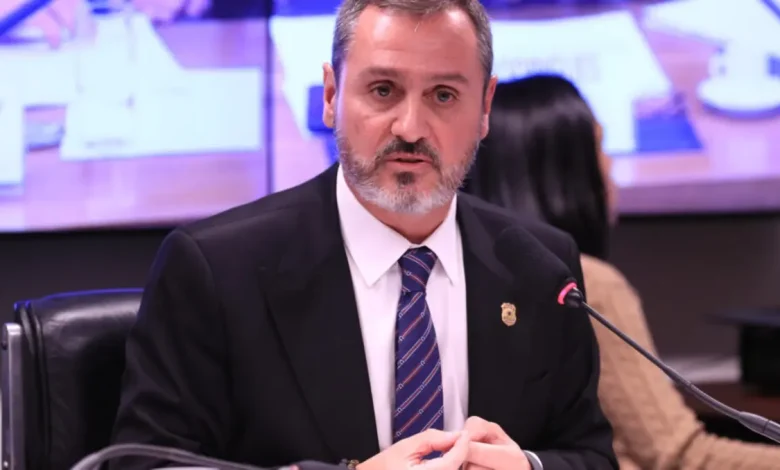 Polícia Federal retira credenciais do adido da FBI no Brasil após descredenciamento do delegado Marcelo Ivo. Diretor-geral da PF critica postura dos EUA e acusações de manipulação de processos.