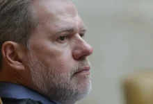 Ministro do STF utilizou avioões de empresários para viagem ao resort Tayayá no Paraná, gerando controvérsia e pedidos de investigação sobre uso de jatinhos por ministros.