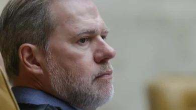 Ministro do STF utilizou avioões de empresários para viagem ao resort Tayayá no Paraná, gerando controvérsia e pedidos de investigação sobre uso de jatinhos por ministros.