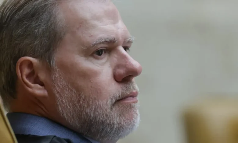 Ministro do STF utilizou avioões de empresários para viagem ao resort Tayayá no Paraná, gerando controvérsia e pedidos de investigação sobre uso de jatinhos por ministros.