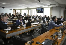 Senado aprova PEC que extingue aposentadoria compulsória de juízes e promotores, medida que segue para Plenário do Senado após aprovação.