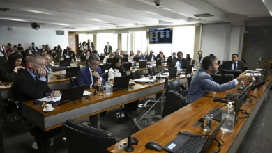 Senado aprova PEC que extingue aposentadoria compulsória de juízes e promotores, medida que segue para Plenário do Senado após aprovação.