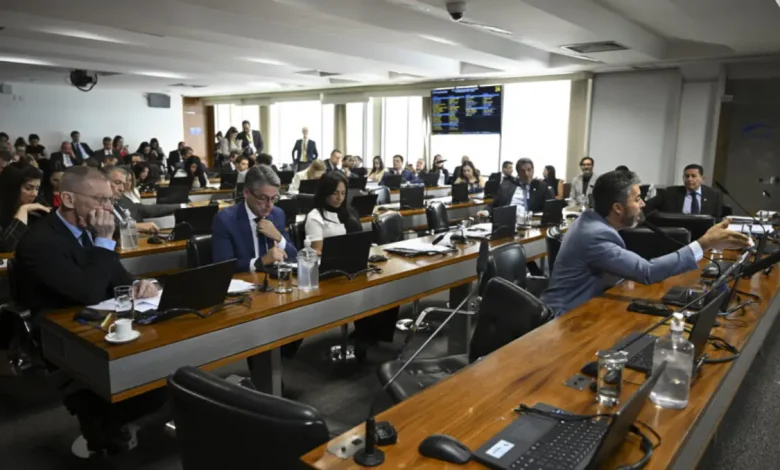 Senado aprova PEC que extingue aposentadoria compulsória de juízes e promotores, medida que segue para Plenário do Senado após aprovação.