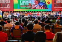 O Partido dos Trabalhadores (PT) aprova manifesto "Construindo o Futuro" em seu 8º Congresso Nacional, visando equilibrar ajustes políticos e ampliação de base eleitoral.
