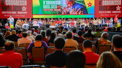 O Partido dos Trabalhadores (PT) aprova manifesto "Construindo o Futuro" em seu 8º Congresso Nacional, visando equilibrar ajustes políticos e ampliação de base eleitoral.