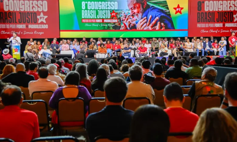 O Partido dos Trabalhadores (PT) aprova manifesto "Construindo o Futuro" em seu 8º Congresso Nacional, visando equilibrar ajustes políticos e ampliação de base eleitoral.