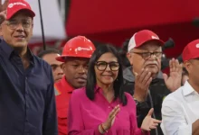 Delcy Rodríguez inicia limpeza no Supremo Tribunal da Venezuela para buscar proximidade com o governo Trump. Confira os detalhes desta manobra política.